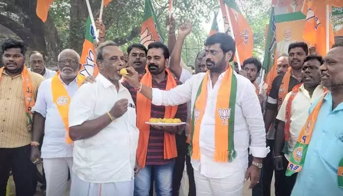BJP leaders in Srikalahasti celebrated the party’s Bihar election victory with enthusiasm.