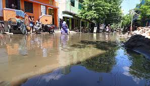 Sewage blocks in Old Kothagudem’s Indiramma Colony caused dirty water to enter homes, creating foul smell. Locals blame officials for inaction.