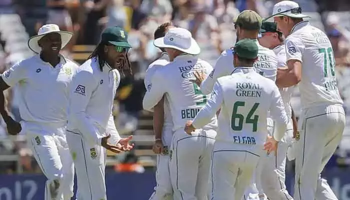 South Africa posts 489 in 1st innings; India trails by 367/6 at stumps on Day 2. Key wickets: KL Rahul, Jayaswal, others struggle against Proteas.
