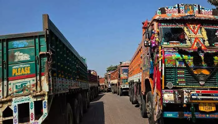 A 6-km long traffic jam occurred on the Eturunagaram–Burgampadu road due to sand lorries. Locals urge officials to regulate vehicle movement and clear the highway.