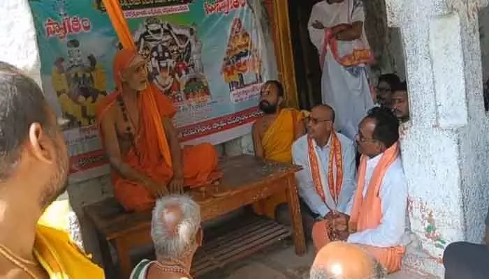 Hampi Peethadhipathi Vidyaranya Swami visited Sri Rukmini-Satyabhama temple and guided the committee on the renovation process.