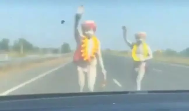 Seven thieves dressed as sadhus, robbing vehicles on Ujjain highway, have been arrested by police.