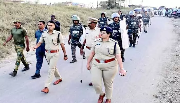 SP Akhil Mahajan urged voters to exercise their franchise fearlessly during Panchayat elections and led a flag march.