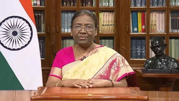English: President Droupadi Murmu arrives in Hyderabad for a five-day Telangana visit as part of her winter retreat.